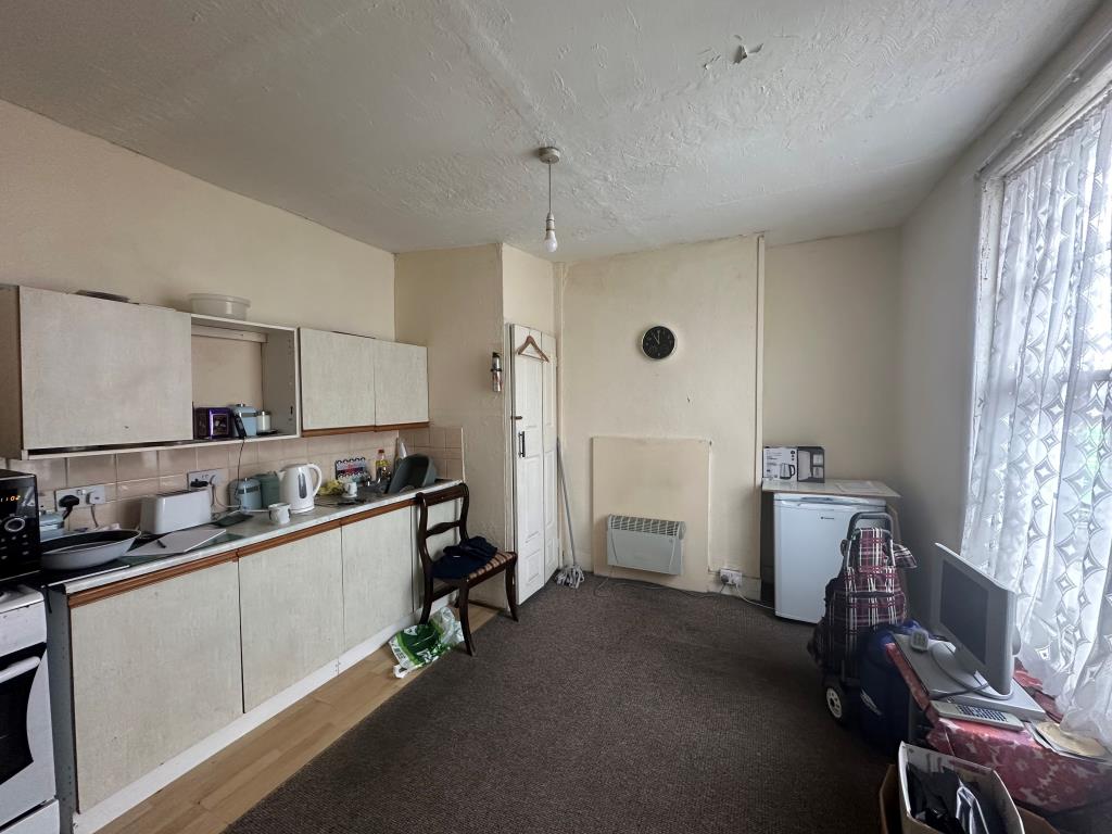 Lot: 60 - PAIR OF FLATS FOR INVESTMENT - Maisonette kitchen